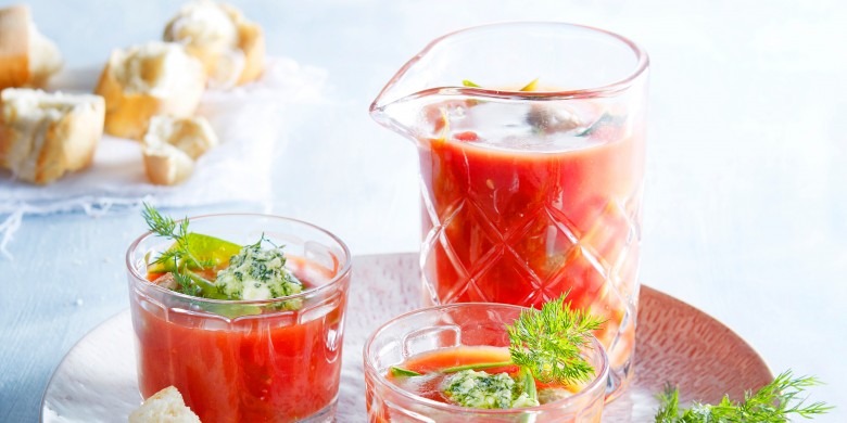 Tomatenbouillon met stokbrood en kruidenpesto