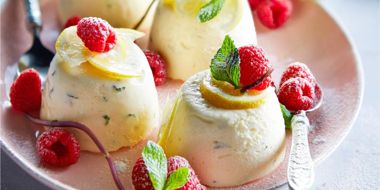Citroenbavarois met munt en frambozen