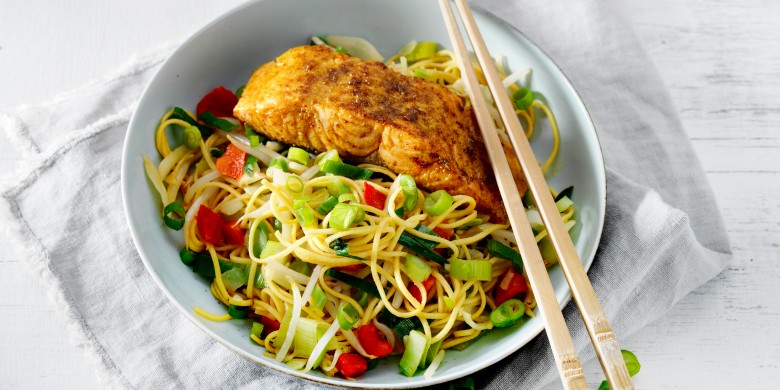Groentenoedels met geroosterde zalm