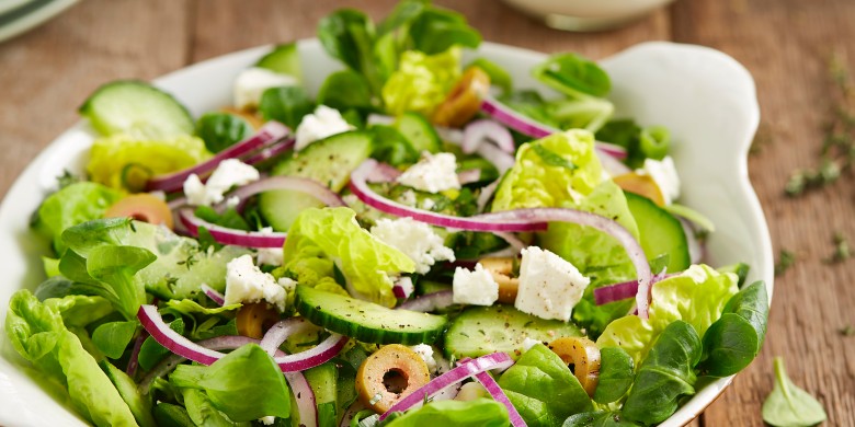 Tuinkruidensalade met citroen-muntdressing