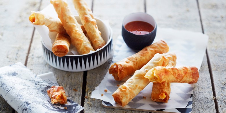 Filo-kaasrolletjes met chilisaus