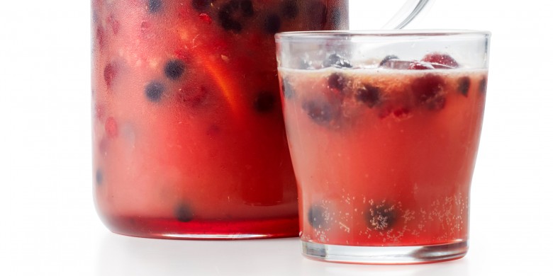 Paaspunch met rood fruit