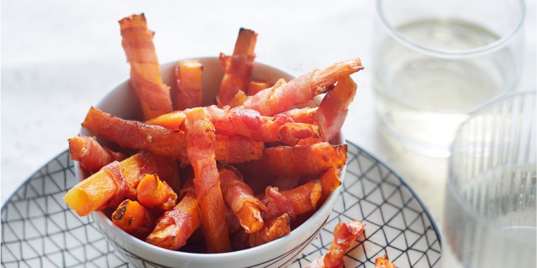 Wortelfrietjes in ontbijtspek met cajun-mayonaise