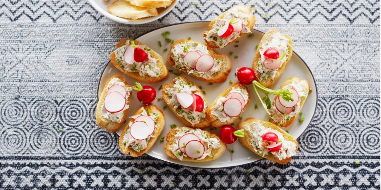 Makreelcrostini met zoetzure radijsjes
