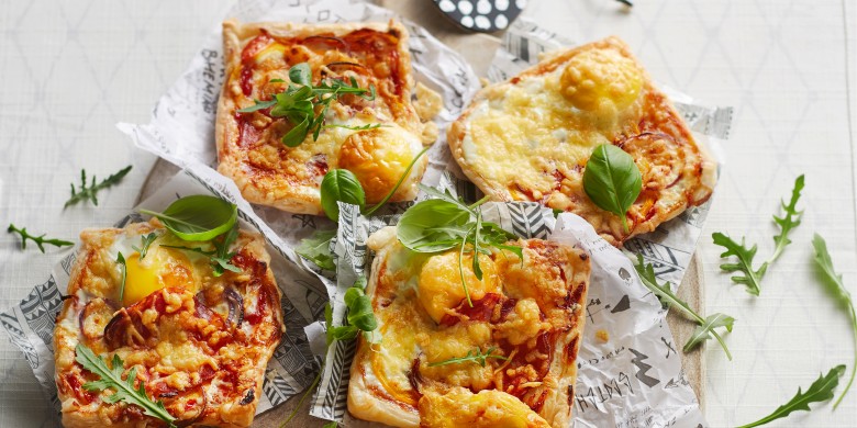 Bladerdeegpizza's met ei