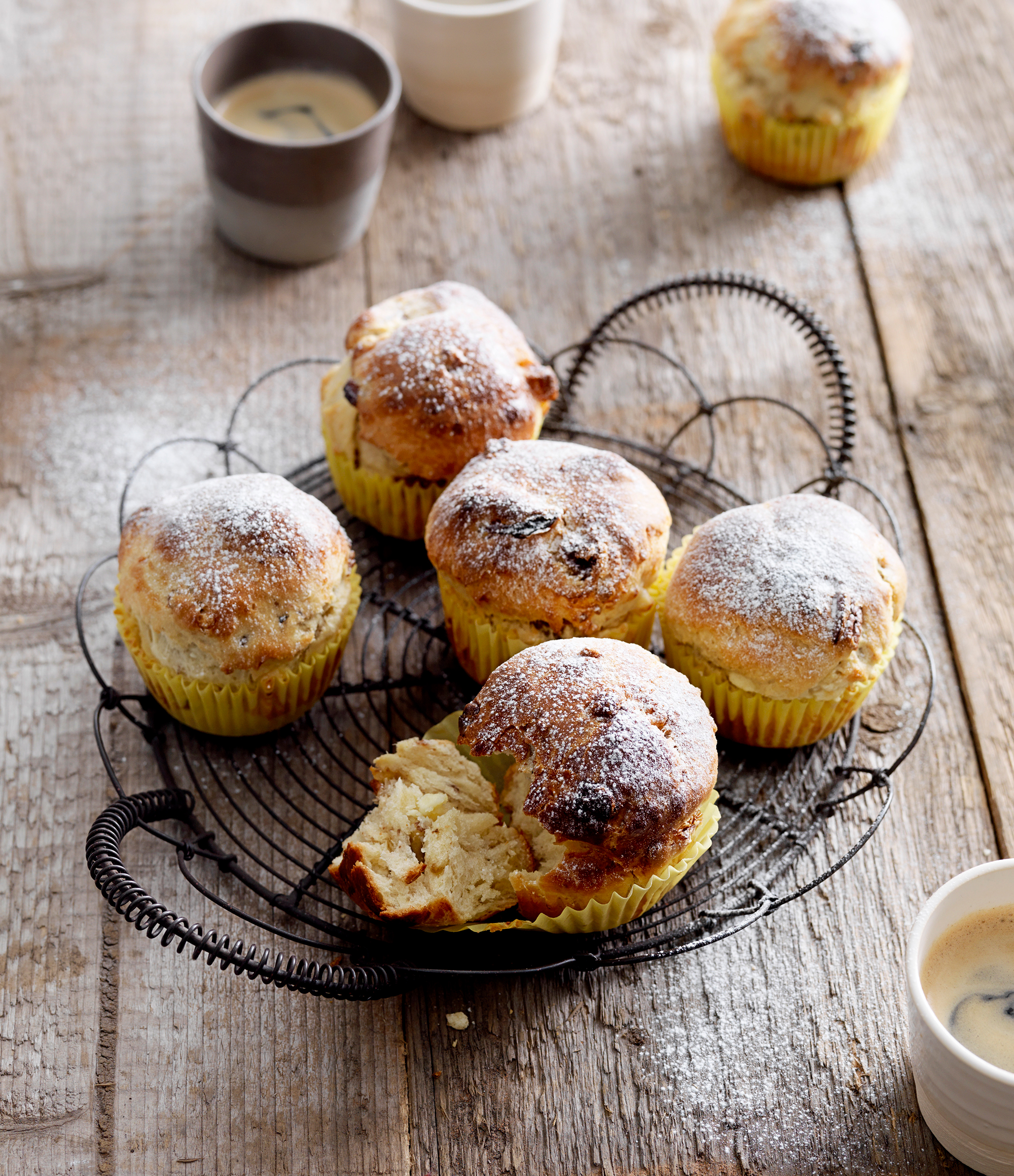 Brioches met rozijnen, noten en chocolade