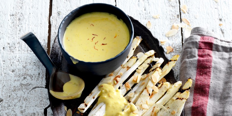 Gegrilde witte asperges met saffraansaus