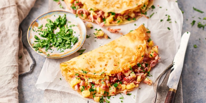 Flensjes gevuld met rauwe ham, kaas en ananas