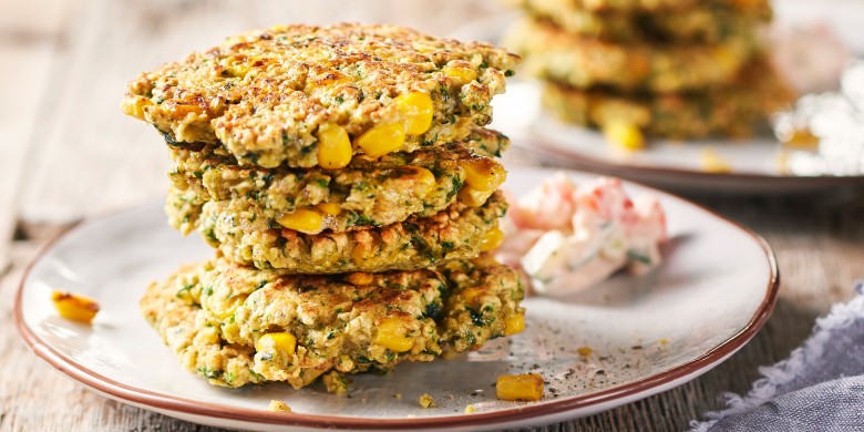 Maispannenkoekjes met tomaat-komkommersaus