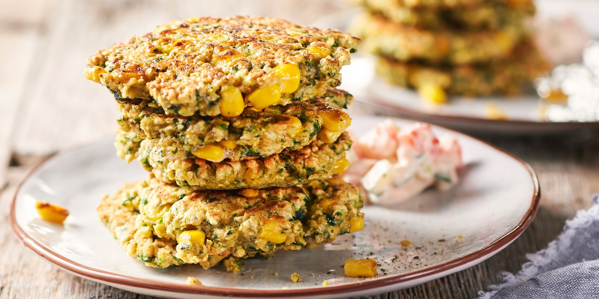 Maispannenkoekjes met tomaat-komkommersaus