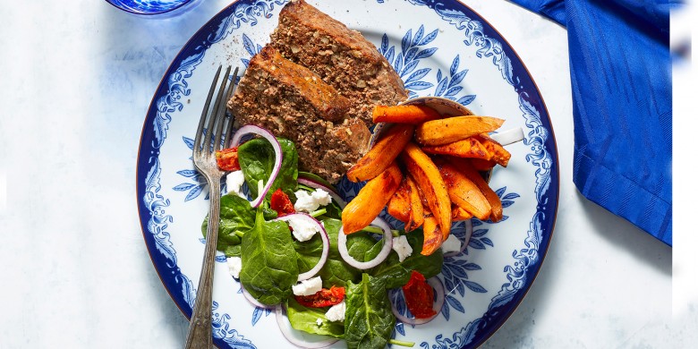 Ovenfriet van zoete aardappel met gehaktbrood en spinaziesalade