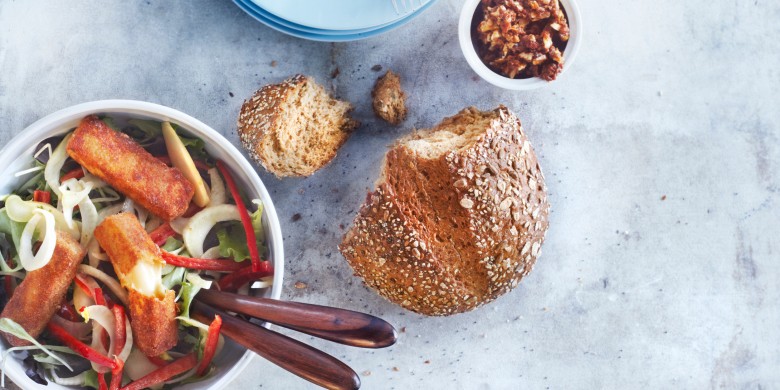 Bonte salade met kaassticks