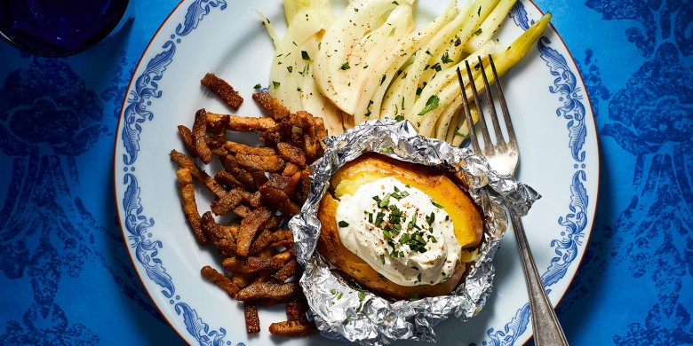 Gepofte aardappel met geitenroom, lamsreepjes en gesmoorde venkel