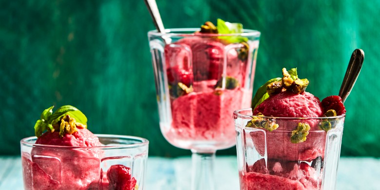 Rabarber-frambozensorbet met pistachecrumble