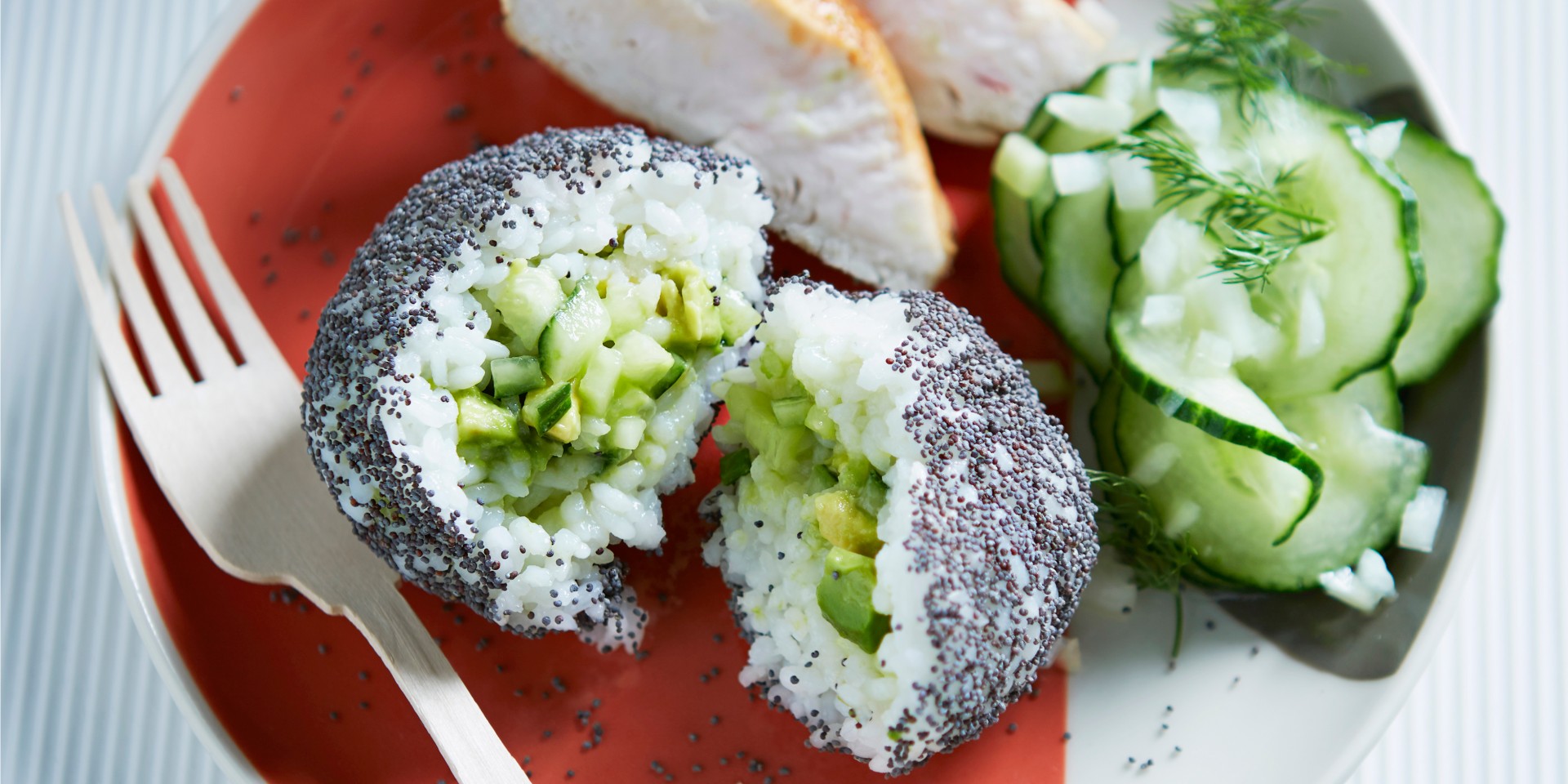 Sushi-balletjes met avocado en maanzaad