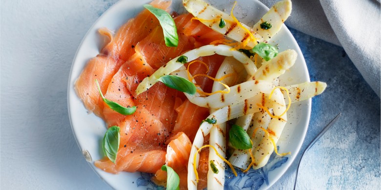 Gerookte zalm met geroosterde asperges en basilicumdressing