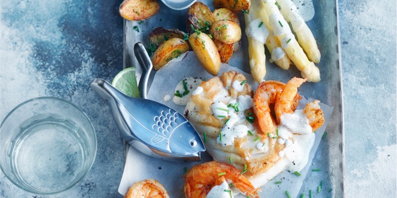 Gebakken kabeljauw met gewokte garnalen en vanillesaus