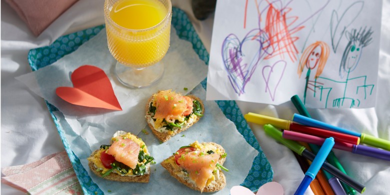 Luxe roerei op broodhartjes