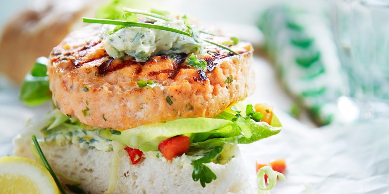 Zalmburger met kropsla en kruidenboter