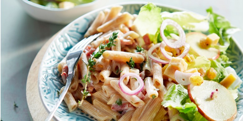 Romige spekjespasta met andijviesalade