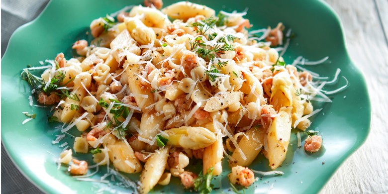 Pasta met geroerbakte asperges en Hollandse garnalen