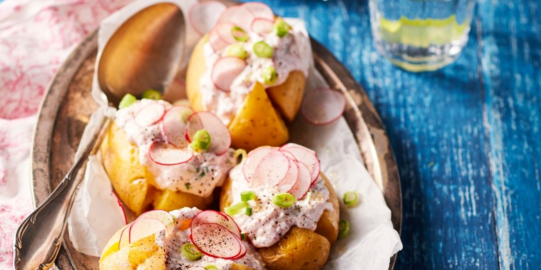 Kwarkspread met radijs en gepofte aardappel