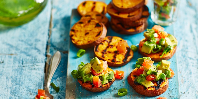 Gegrilde zoete aardappel met avocado-limoensalsa