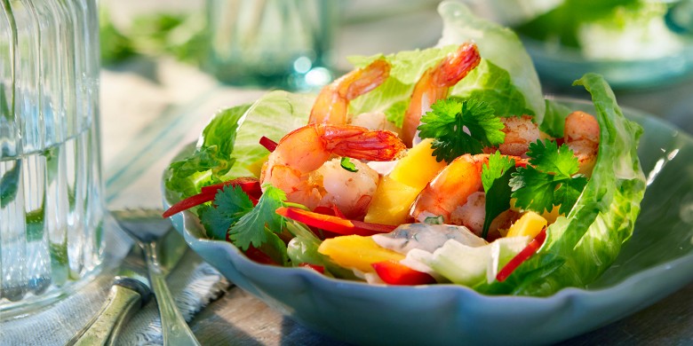Gewokte garnalen met mango en paprikadressing