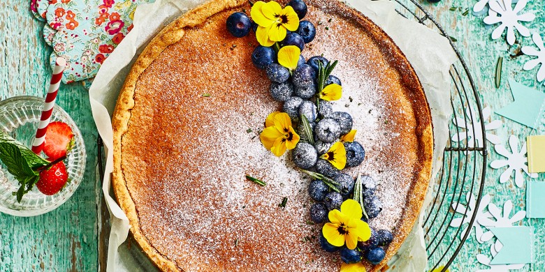 Citroentaart met blauwe bessen en rozemarijn