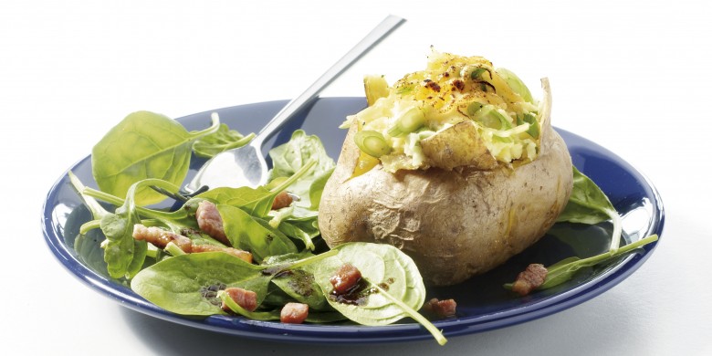 Aardappelen in de schil geroosterd met een sausje