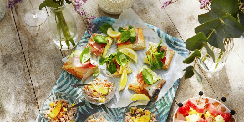 Plaatpizza met rauwe ham, courgettelinten en citroenricotta