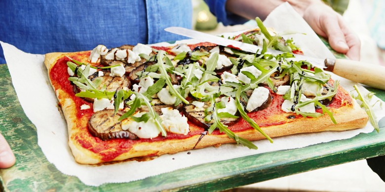 Plaatpizza met aubergine, geitenkaas en balsamico