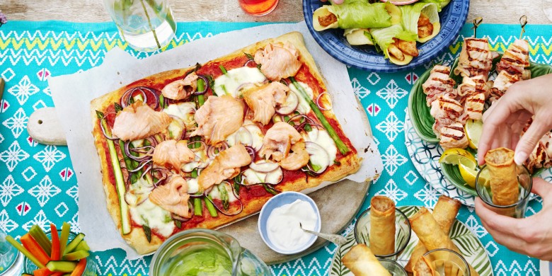 Plaatpizza met gerookte zalm, groene asperges en crème fraîche