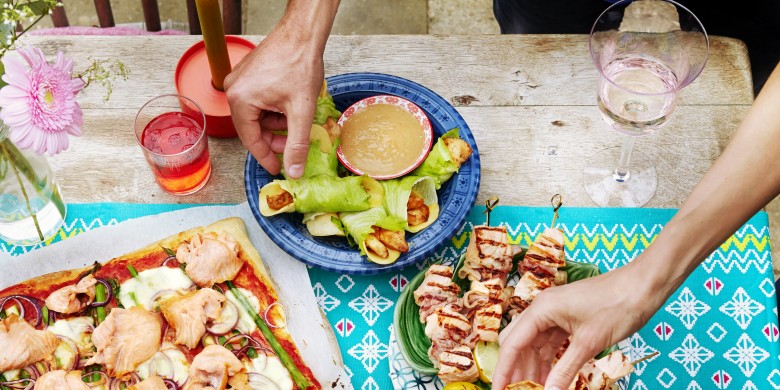 Slawraps met pittige kip, perzik en pindadip