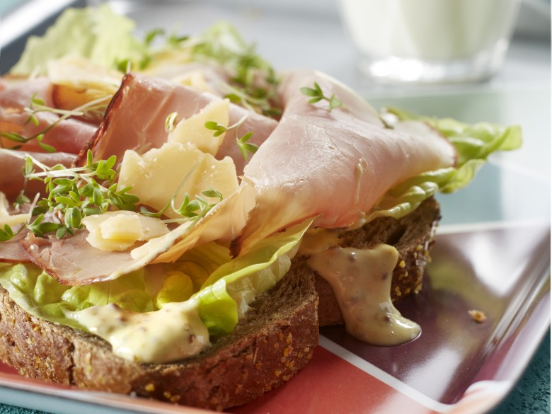 Bruine boterham met mosterdmayo, beenham en oude kaas