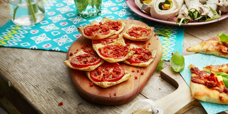 Bladerdeeghapjes met tomaat en chorizocrumble