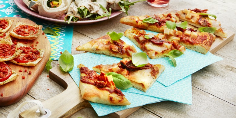 Plaatpizza met mozzarella, gerookte kip en zongedroogde tomaat