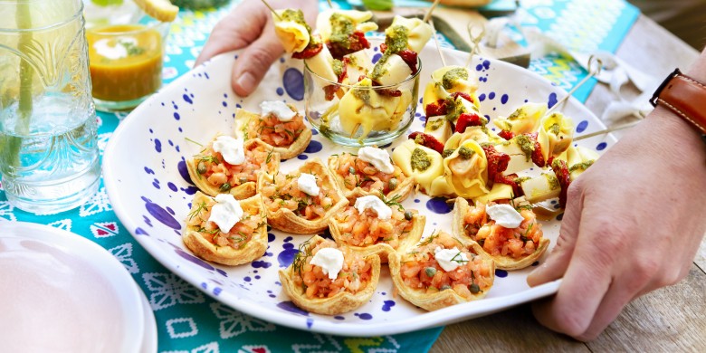 Bladerdeeghapjes met zalmtartaar