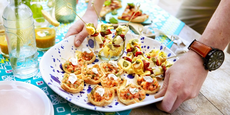 Tortellini-spiesjes met tomaat en parmezaan