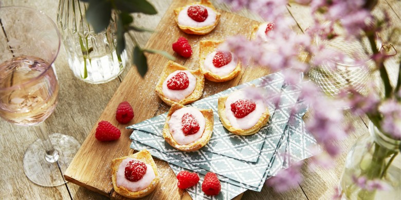 Zoete bladerdeeghapjes met frambozenroomkaas