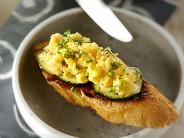 Bruschetta met courgette, roerei en tuinkruiden