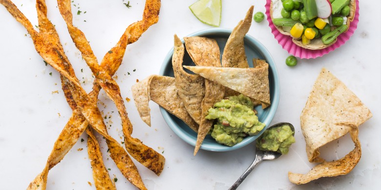 Homemade tacochips met avocadodip