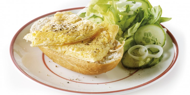 Kaasomelet met kropsla en stokbrood