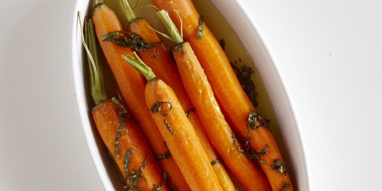 Ovengebakken wortels met basilicum
