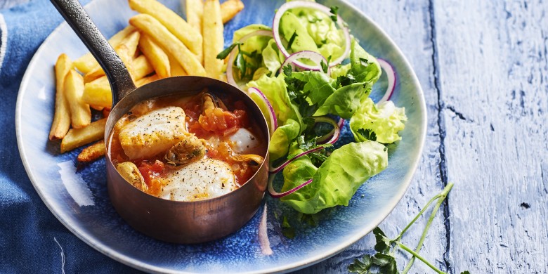 Zomers vispotje met witte wijn en tomaat