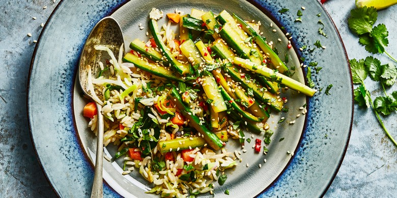 Pittige komkommer uit de wok