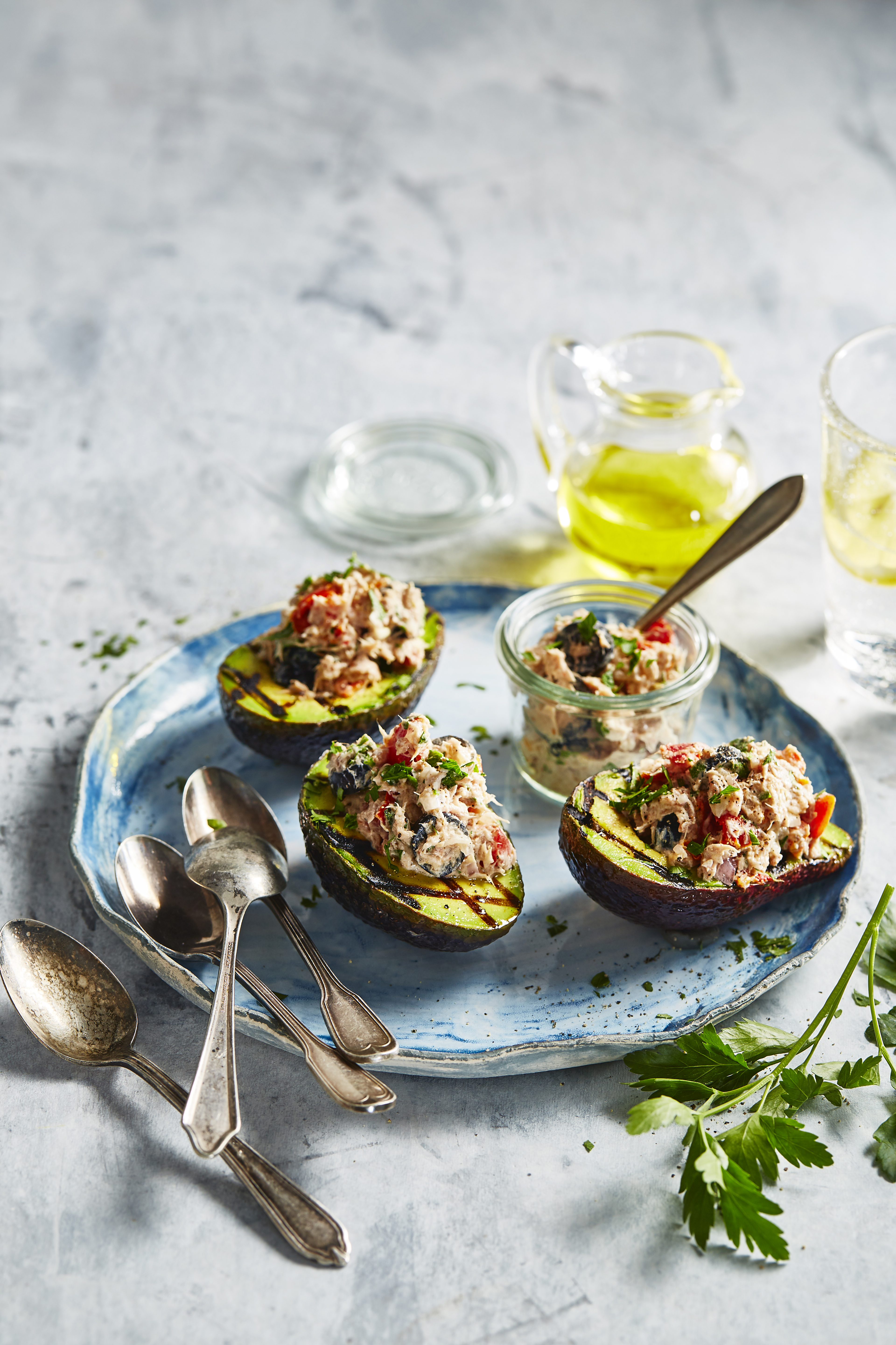 Gegrilde avocado met tonijnsalade