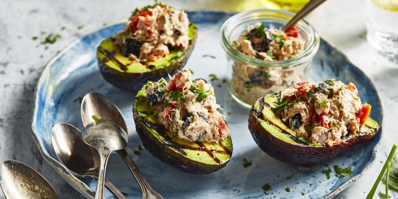 Gegrilde avocado met tonijnsalade