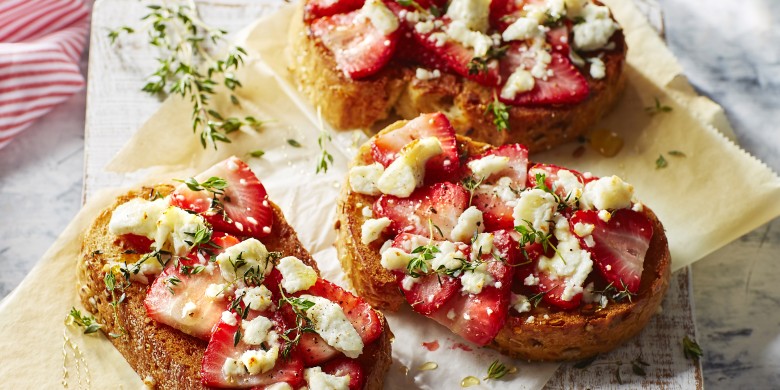 Bruschetta met aardbeien, gegratineerde geitenkaas en tijmhoning