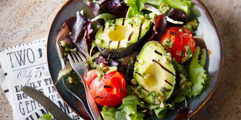 Gegrilde avocado met kruidenrelish en gepofte trostomaten